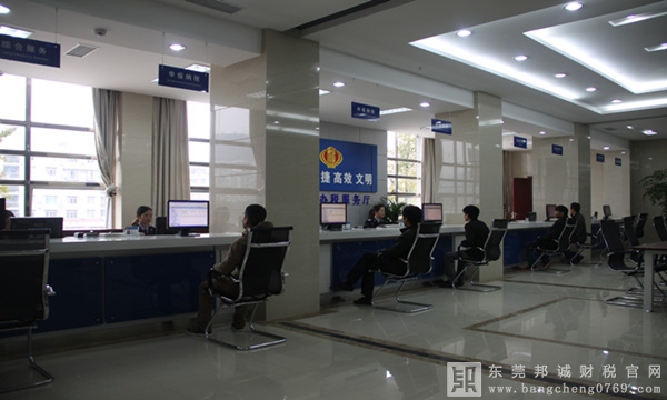 公司請專家為車間人員進行技術培訓，她能否申請代開增值稅專用發票呢？