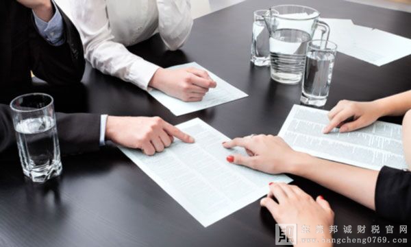 租賃合同出租第一年免租期，第二年租金一次性收取，收入應該如何確認？