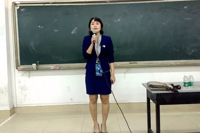講座在主持人林小萍的開場下拉開了帷幕